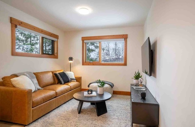Aspen Adventure House - Luxury Suite - 2 minutes from Revelstoke Mountain Resort
