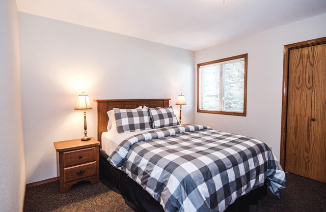 Aspen Cozy 2 Bed/2 Bath Condo Unit #8 on Golf Course with Hot tub/Sauna/Pool