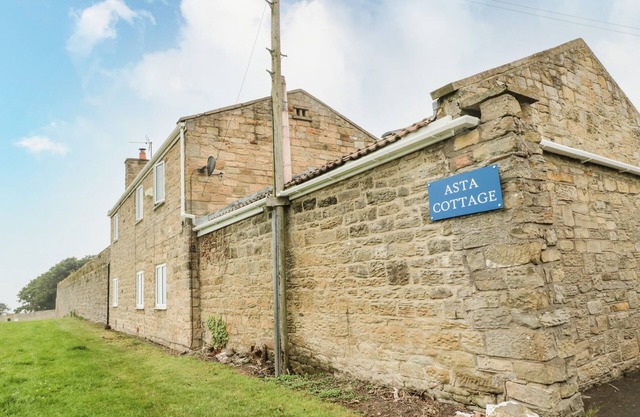 ASTA COTTAGE, pet friendly, with open fire in Cresswell
