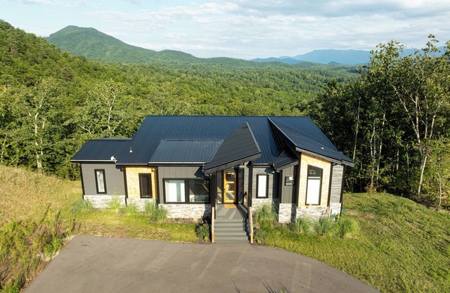 ASTONISHING VIEWS AT PRIVATE MANOR! SPRING & SUMMER AVAILABILITY & FREE NIGHTS!