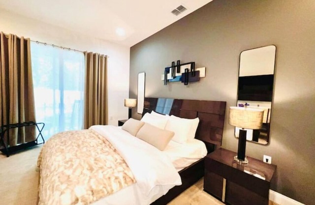 At Lakes Upscale Villa/Next to Downtown Orlando