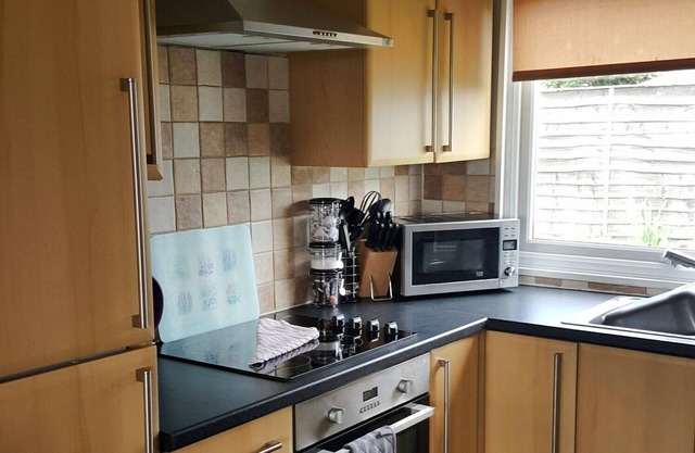 'ATARDECER' - Modern two-bedroomed chalet located on Rainbows End Park, Bacton.