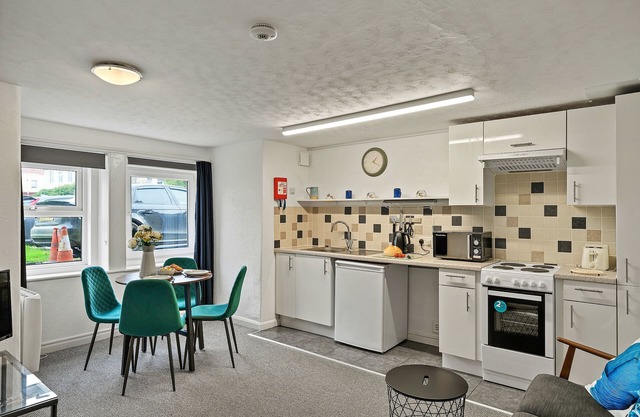 Atherfield Apartments No. 4 - Lawn Side
