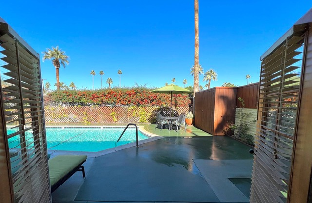 Atrium Palm Springs - Gay Men's Resort