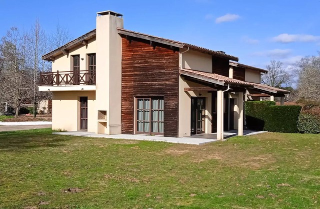 Attached villa, 2 bathrooms, sleeps 6
