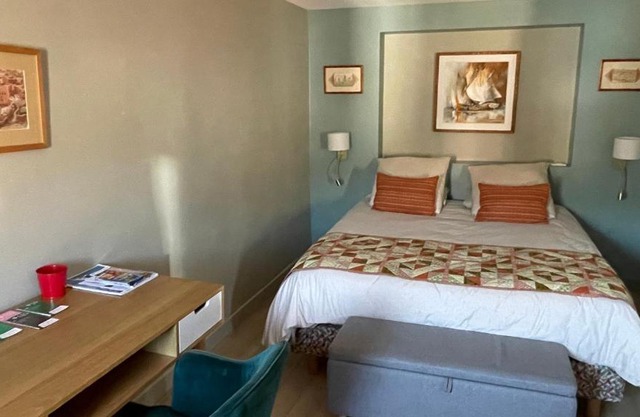 Au cœur du vieux Toulon au calme appartement rénové climatisé confortable étage élevé avec ascenseur proche parking et toutes commodités