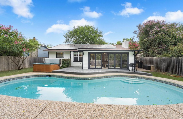 Austin Escape w/Pool, Hot Tub & Game Room – DT ,Bars, South Congress, Airport !