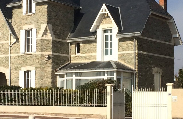 AUTHENTIC BALNEAIRE VILLA FACING THE SEA AND BOISVINET BEACH - EXCEPTIONAL VIEW