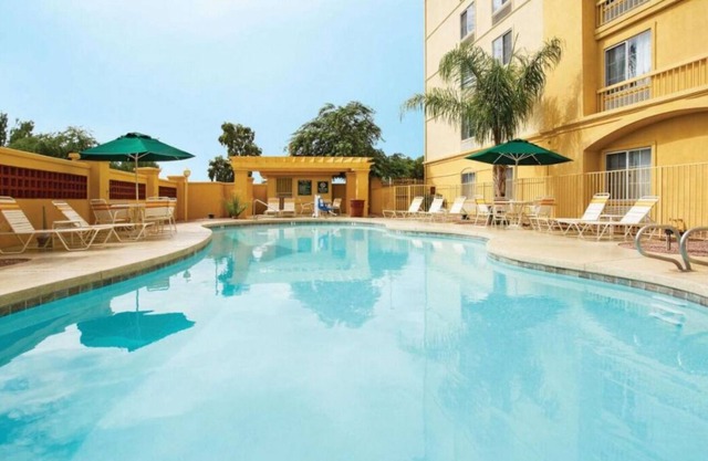 Authentic Arizona Experience! Pool, Pets Allowed, Free Breakfast, Free Parking