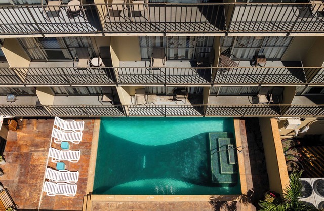 Authentic Hawaii Experience! Onsite Pool, Kitchen, Close to Diamond Head