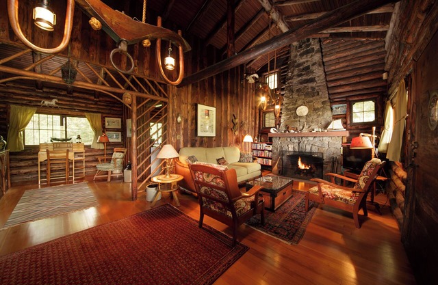 Authentic Log Cabin on Damariscotta River W/Dock and Moorings