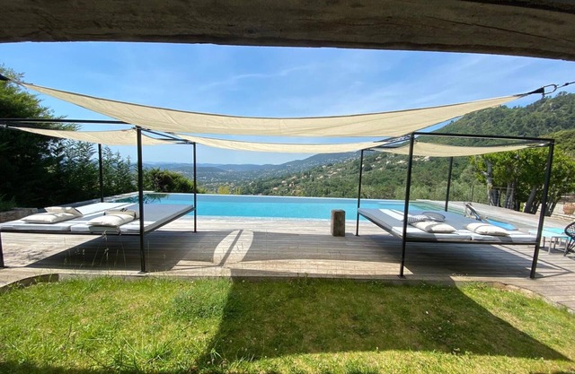 Authentic Mas of the XVIIe entirely renovated. Exceptional view,