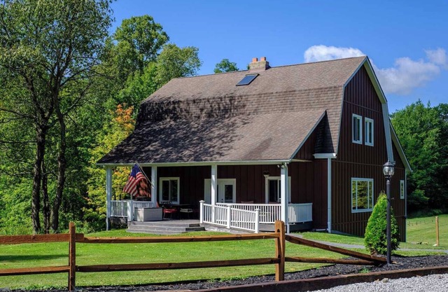 Authentic Restored Barn- Cuyahoga Nat'l Pk-30min, Pickleball, Basketball, Swimming, Fishing
