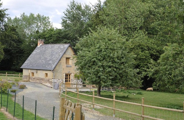 Authentic restored cottage with peaceful pond and pets allowed