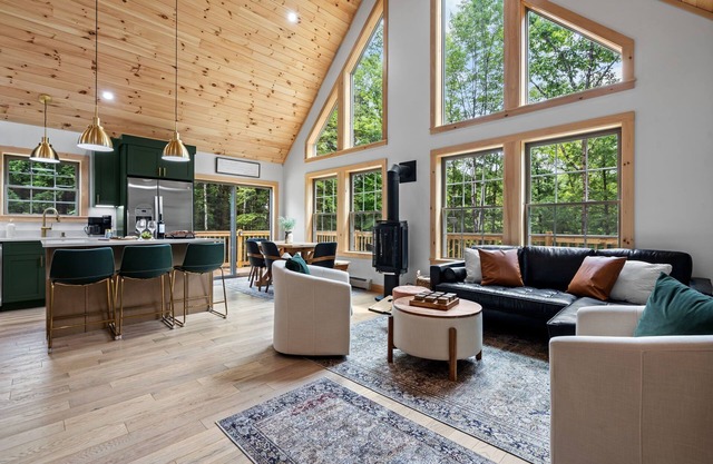 Autumn Cabin: 4BR/2BA 15min to Conway Fire Pit Leaf-Peeping Ready