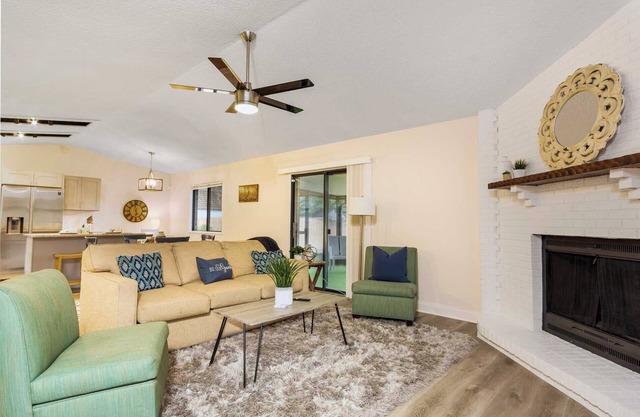 Autumn Deal! Glimmering Jacksonville Getaway~Grill, Mayo & Beach~Sleeps 7