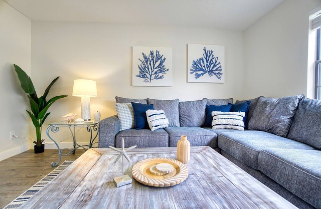 Autumn Deal! Luxury Retreat~Grill~Beach & Downtown~Sleeps 12