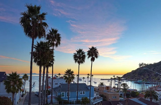 Avalon's Charm – Spacious Room Near the Beach, Perfect Travel Destination!