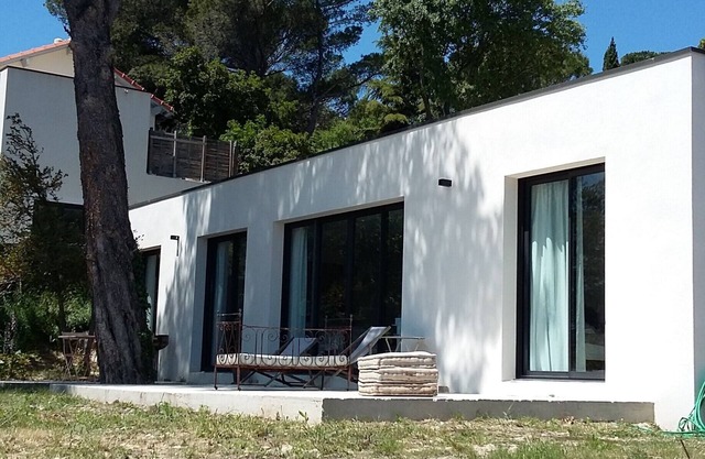 Avignon, FR (84000), contemporary villa on the heights of Avignon, Les Angles