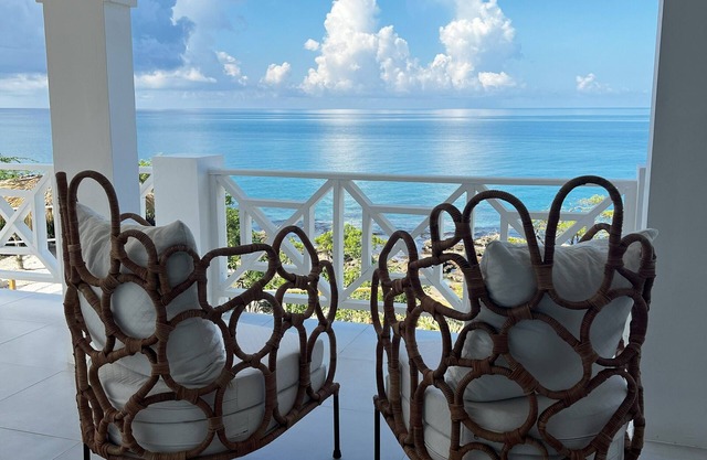 Avita Villa - Pristine newly renovated villa with breathtaking views.