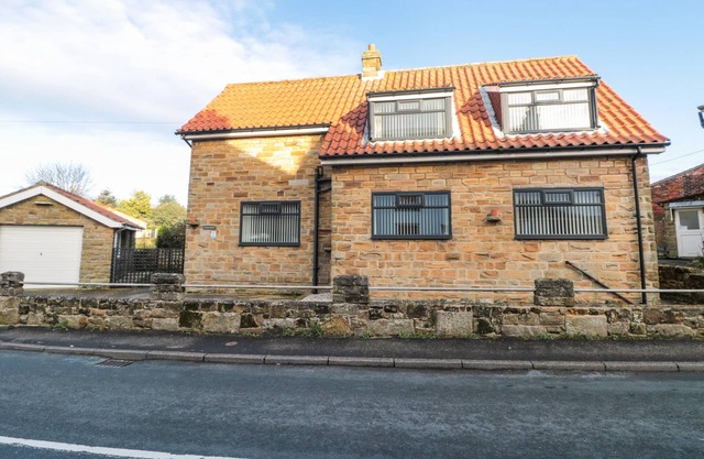 AVON CROFT COTTAGE, pet friendly, with a garden in Hawsker