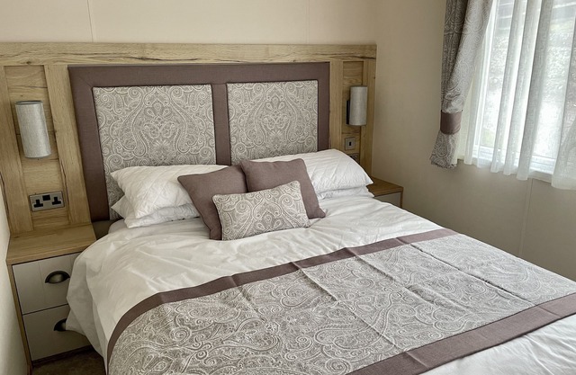 Avon Rose Stunning Dog-Friendly Caravan on Rockley Park, Poole Harbour, Dorset