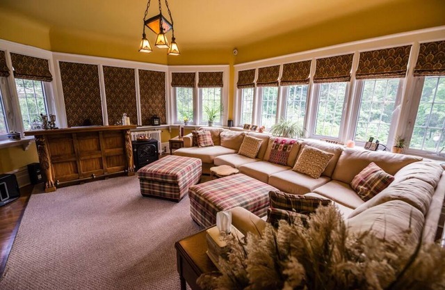 Avonview Manor- Experience Gracious Service with Style - Wickie's Aye Light