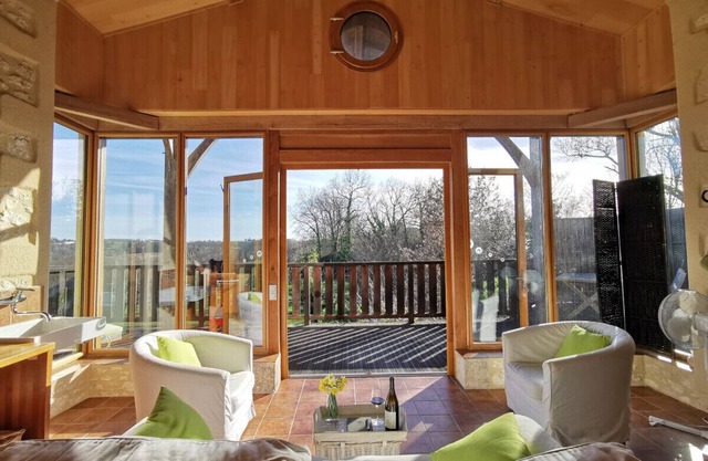 Award winning luxury and eco-friendly Lodge on a organic vineyard