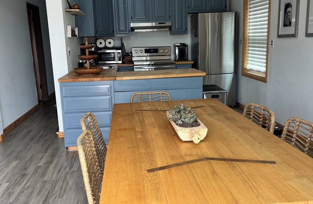 Awesome 3 bedroom home w/loft next to Local, pickle ball, park, & pet friendly