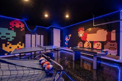 Awesome 9 Br-10 min to Disney w Game & Theme Rooms