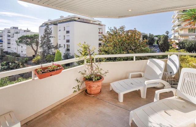 Awesome Apartment In Cannes With Kitchen