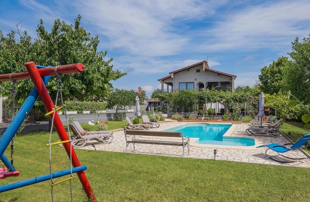Awesome apartment in Micetici with WiFi