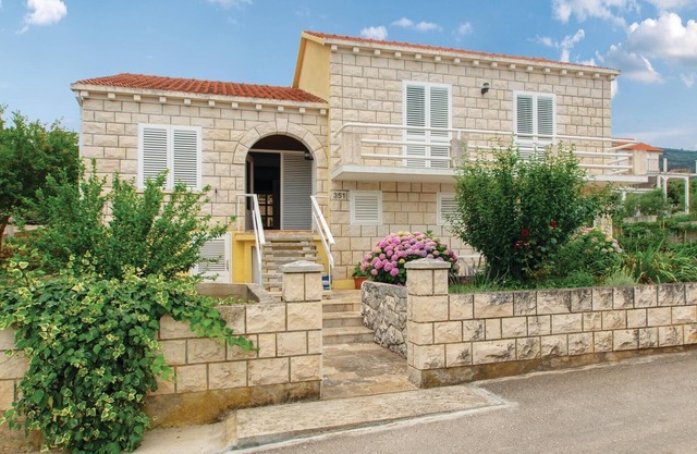 Awesome apartment in Racisce with WiFi