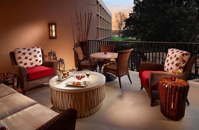 Awesome Find! w/Roundtrip Airport Shuttle, Swimming Pool, Pets are Welcome!