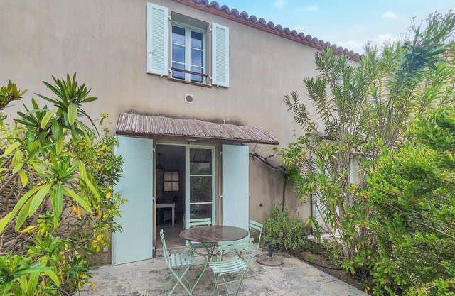 Awesome home in Saint-Laurent-de-la-Ca with WiFi