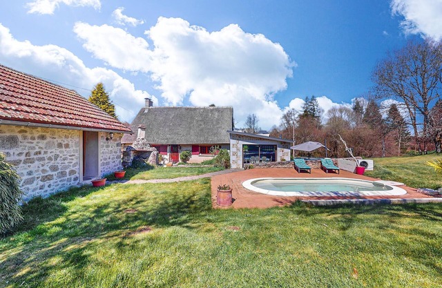 Awesome home in Saint-Oradoux-de-Chiro