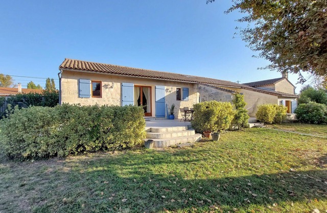 Awesome home in Ambares et Lagrave