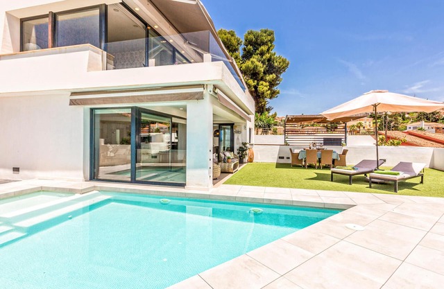 Awesome home in Cala del Moral