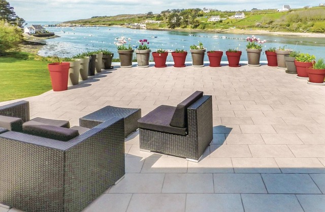 Awesome home in Saint Pabu with sauna