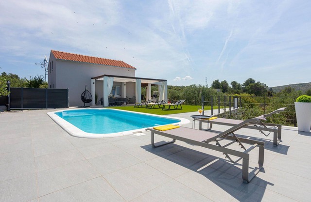 Awesome home in Sutivan