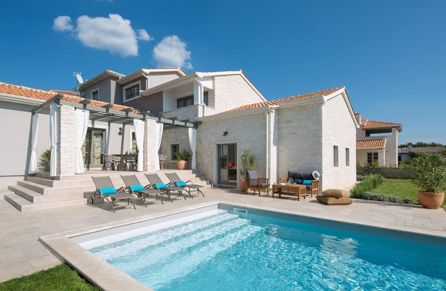 Awesome home in Visnjan with private swimming pool, can be inside or outside
