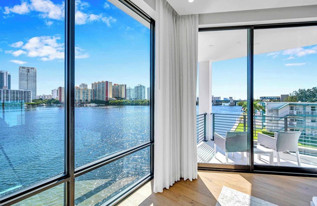 Azure Bay - New listing and construction w/Jacuzzi & elevator in the house