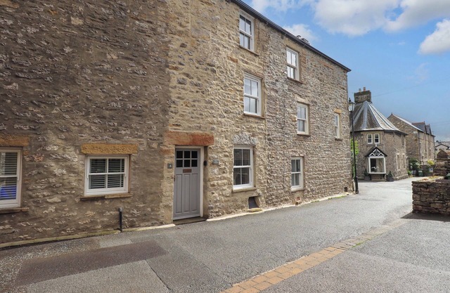 BACK COTTAGE, pet friendly, with open fire in Kirkby Lonsdale