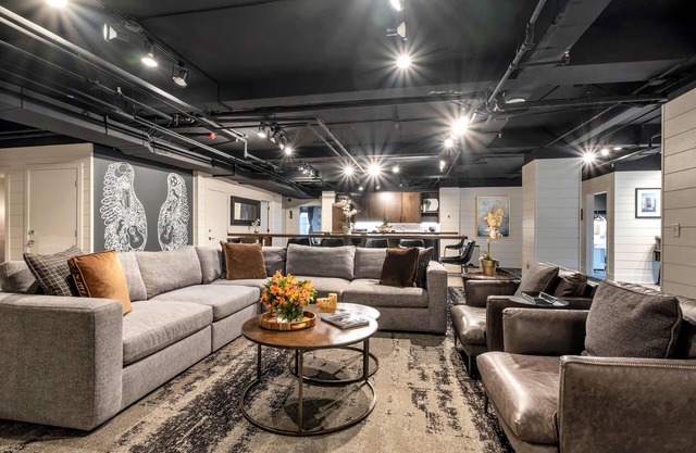 Backstage Bungalow Suite 6BR by Maddox Hotel