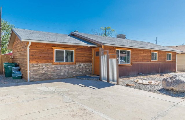 Backyard Oasis, Fire Pit & Fenced!