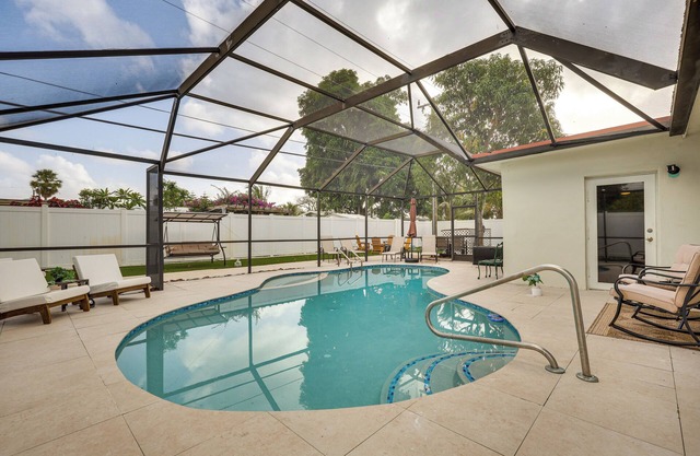 Backyard Oasis: Fort Lauderdale Home Near Beach