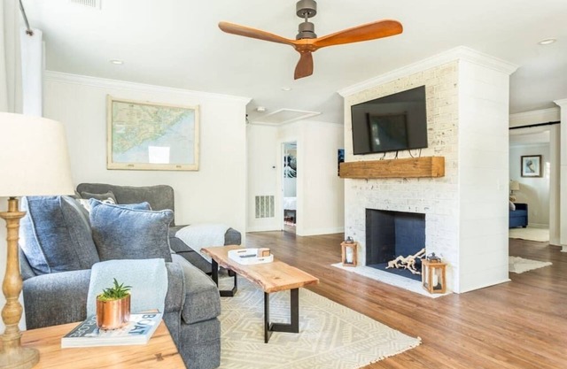 Backyard oasis w/HOT TUB, near downtown, beach & boat landing