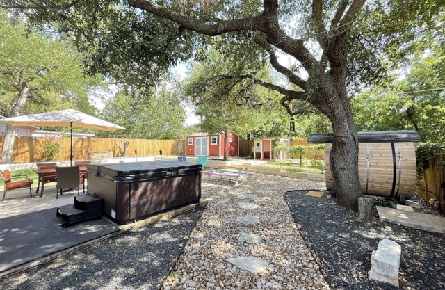 Backyard Spa Oasis- hot tub, cold plunge, and outdoor sauna. 10 min to downtown!