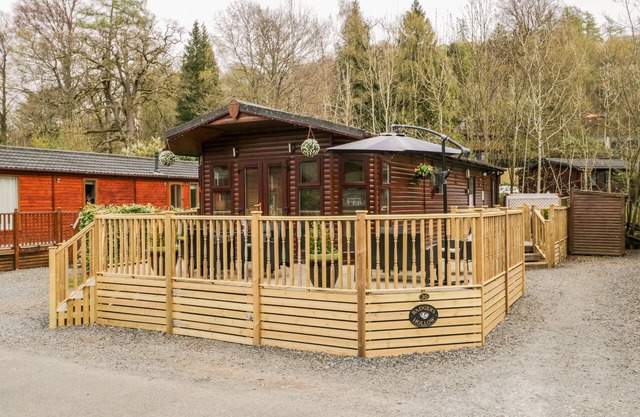 BADGERS HOLLOW LODGE, pet friendly, with hot tub in Windermere