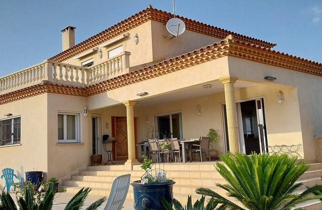 BALARUC LES BAINS (34) . BEAUTIFUL, LARGE VILLA, PANORAMIC VIEW, GARDEN, POOL.